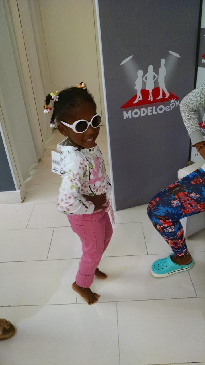 Keyla posando con gafas blancas