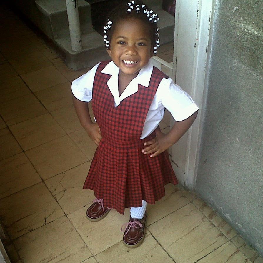 Keyla sonriendo con su uniforme escolar